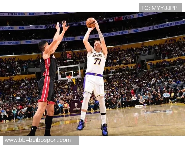 里夫斯点评东契奇扣篮表现称每次上篮都能轻松得分